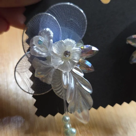 Elegant Floral Beaded Earrings - Picture 6 of 6